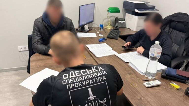 В Одесі прокуратура спіймала на хабарі військового та його спільників