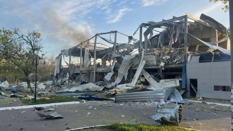 Росіяни знищили льодову арену в Херсоні: внаслідок удару є значні руйнування