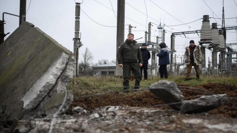 Росіяни знищили енергооб’єкт, який живив Херсон: можливі відключення