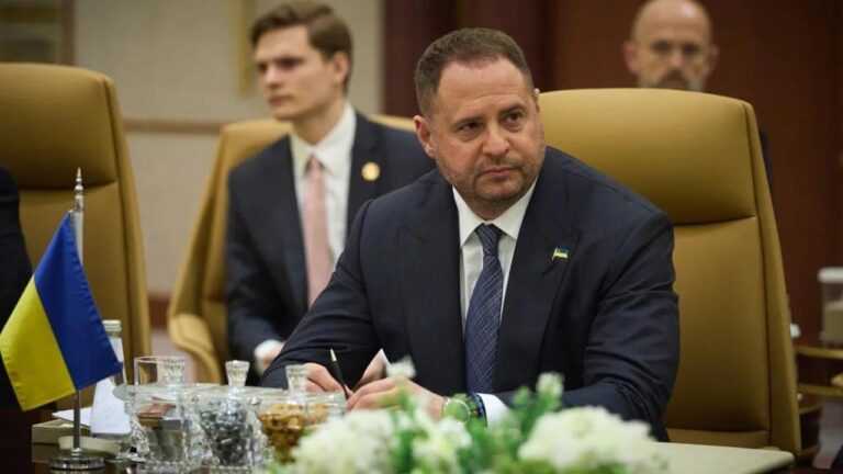 Єрмак та Умєров прибули до Лондона на переговори про припинення вогню