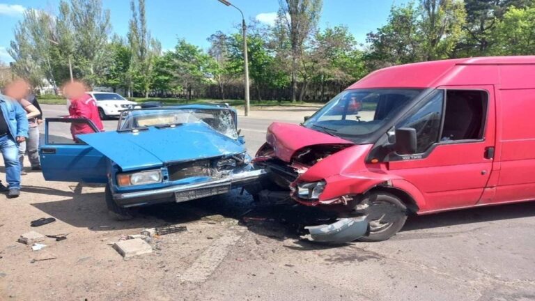 У Миколаєві “Форд” виїхав на зустрічну і врізався у ВАЗ: водія госпіталізовано