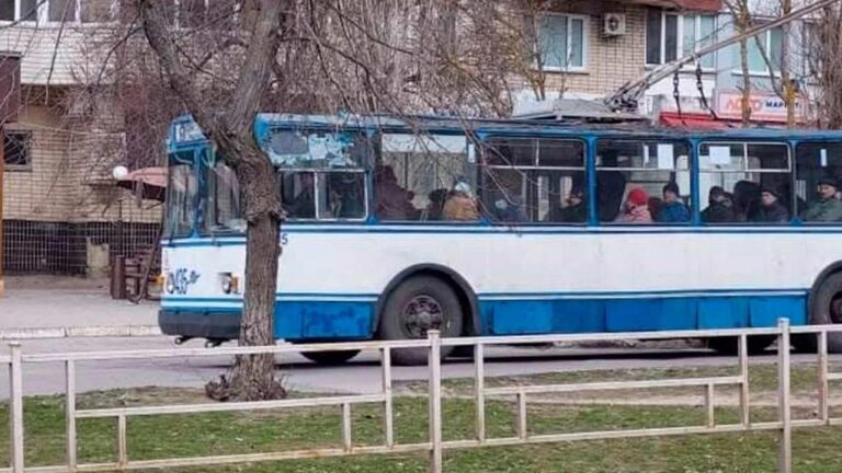 У Херсоні частково відновили рух тролейбусів після російських обстрілів