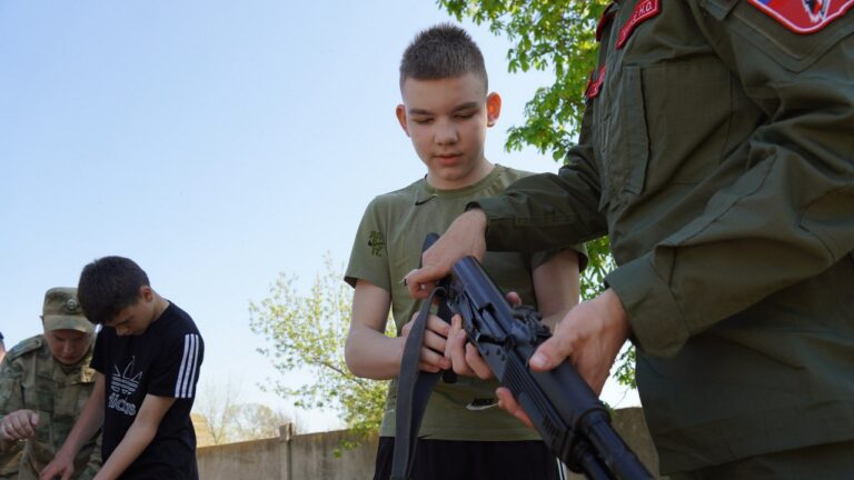 На Херсонщині школярів масово готують до війни під виглядом “патріотичного виховання”