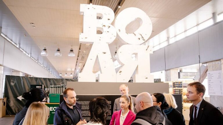 Зруйнований знак з Херсонщини став символом “Волі” у Києві