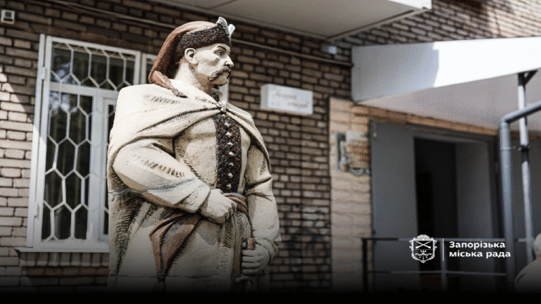 Скульптуру “Воїн світла і добра” відкрили у Запоріжжі