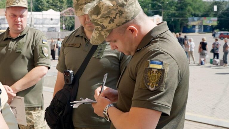 Українським жінкам виписують штрафи за порушення правил військового обліку