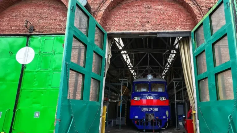Російські війська атакували локомотиворемонтний завод у Запоріжжі