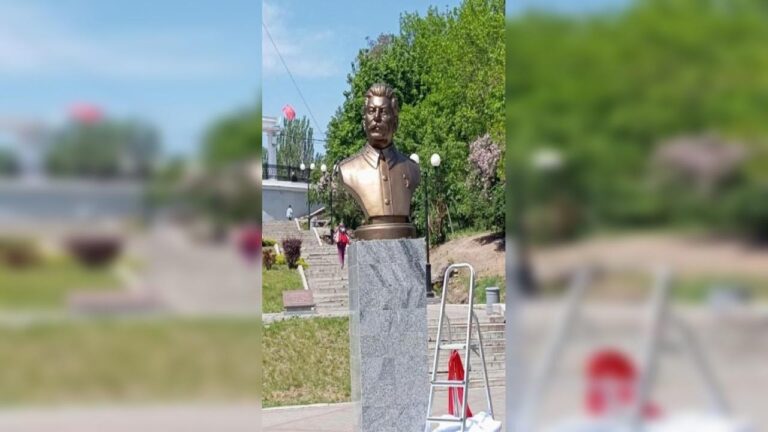 В окупованому Мелітополі місцеві зрадники встановили погруддя Сталіну