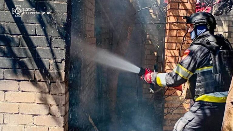 На Херсонщині рятувальники ліквідували 5 пожеж, спричинених атаками РФ