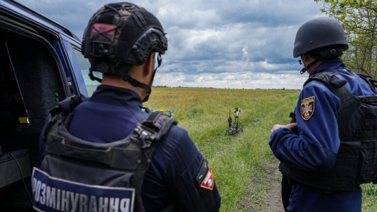 На Херсонщині сапери тренуються з використання сучасної техніки для гуманітарного розмінування
