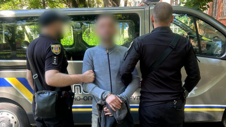 В Одесі п’яний чоловік напав з газовим балончиком і ножем на пасажира маршрутки