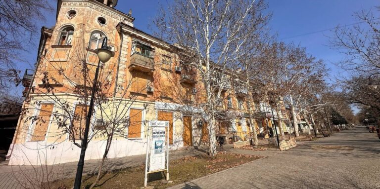 Чоловік постраждав від атаки дронів у центрі Херсона
