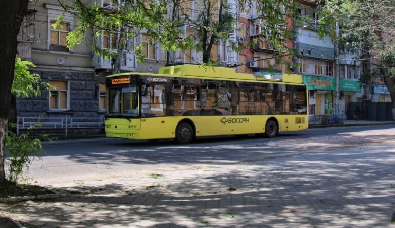 Тимчасове призупинення тролейбусного маршруту у Херсоні через обстріли