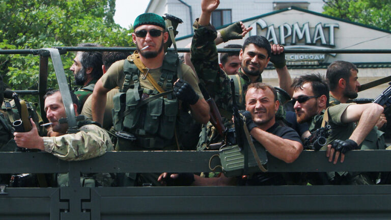 Запрошують дівчат до машин: активісти розповіли про зухвалість кадирівців в окупованому Мелітополі