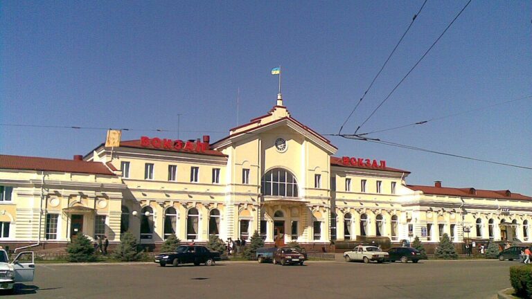 Російські війська вдарили по залізничному вокзалу у Херсоні
