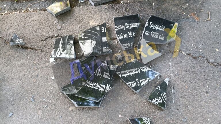 В Одеcі розбили меморіальну дошку відомому підводнику Маринеско