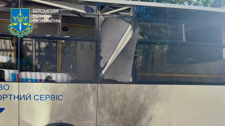 У Херсоні дрон влучив у маршрутку: п’ятеро поранених