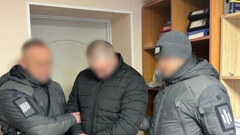 Підполковник із Херсонщини вимагав гроші та подарунки від військових