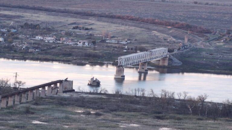 ЗСУ відбили три атаки росіян біля Антонівського залізничного мосту