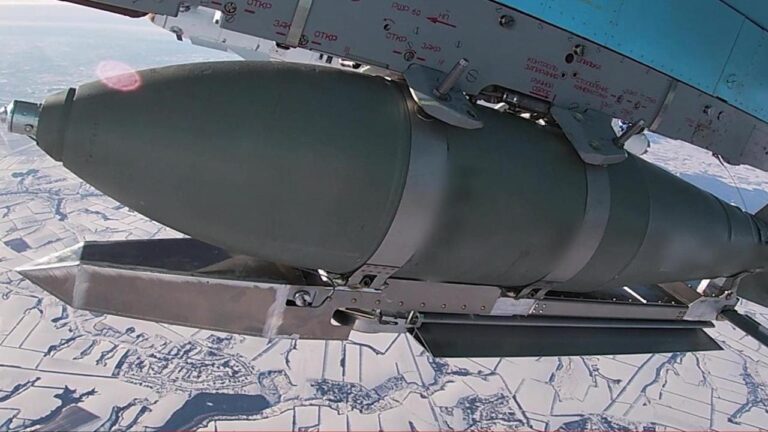 Люди опинилися під завалами після російського авіаудару по селу на Запоріжжі