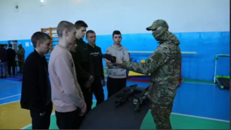 На окупованій Херсонщині підлітків вже готують до мобілізації