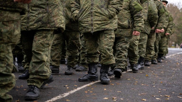 На лівобережній Херсонщині чоловіків змушують підписувати контракти на участь у війні з Україною