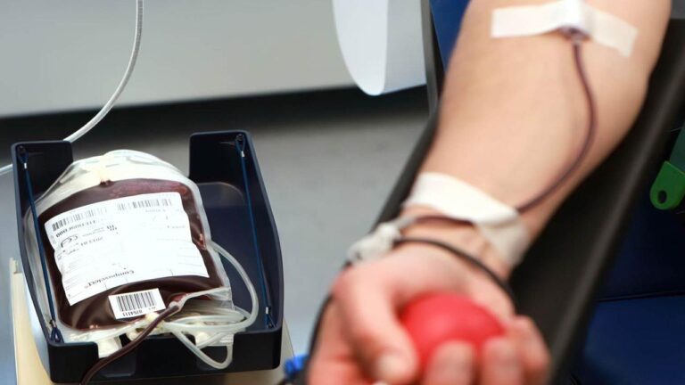 Гостра нестача донорів: жителів Херсонщини закликають здавати кров