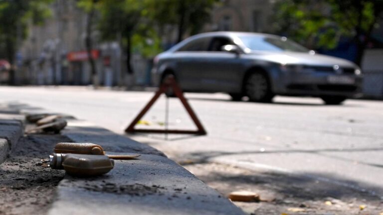 Через наїзд авто на вибухівку в Херсоні постраждало троє людей