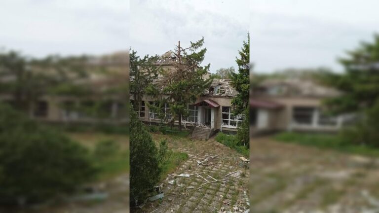 Пряме влучання у школу: окупанти знову обстріляли Берислав
