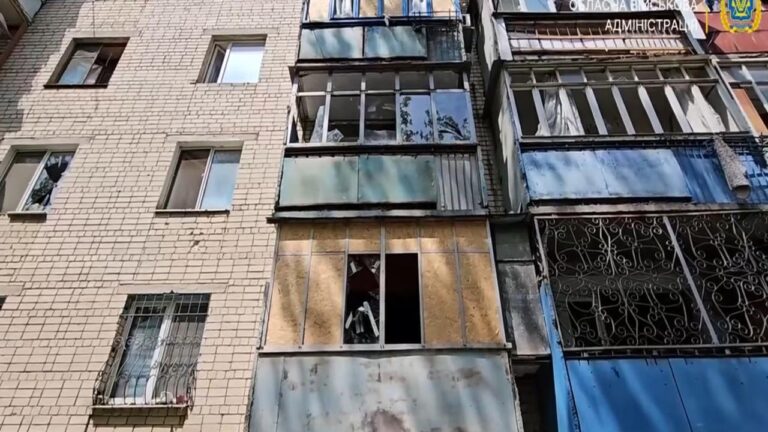 Внаслідок чергового обстрілу Херсона поранені троє людей