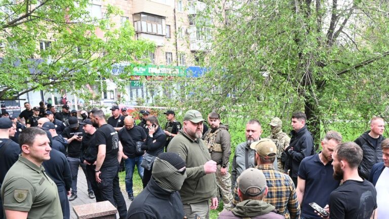 Люди в балаклавах влаштували “розбірки” в центрі Запоріжжя