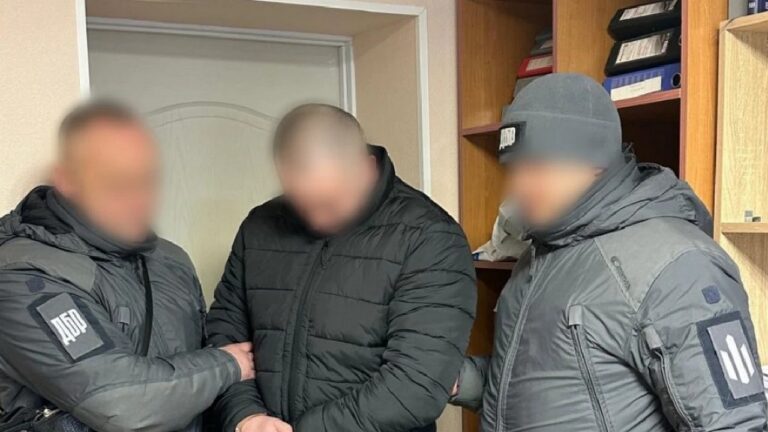 Підполковника з Херсонщини судитимуть за вимагання хабарів за “відпустки”