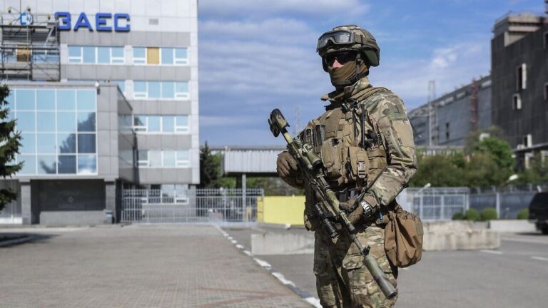Російські військові на ЗАЕС: небезпечна ситуація на очах у МАГАТЕ