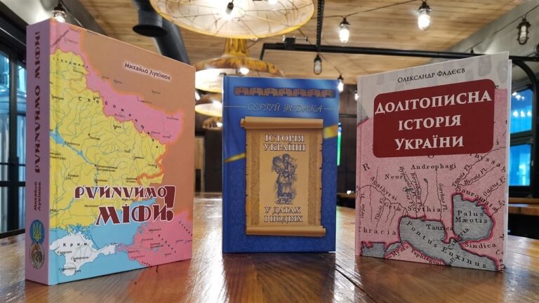 Мешканці Хмельниччини зібрали україномовні книжки для зруйнованої бібліотеки на Херсонщині