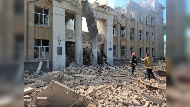 Російські війська влучили балістичною ракетою по ліцею на Одещині