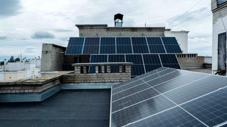 У Миколаєві встановили 16 сонячних електростанцій на дахах багатоповерхівок