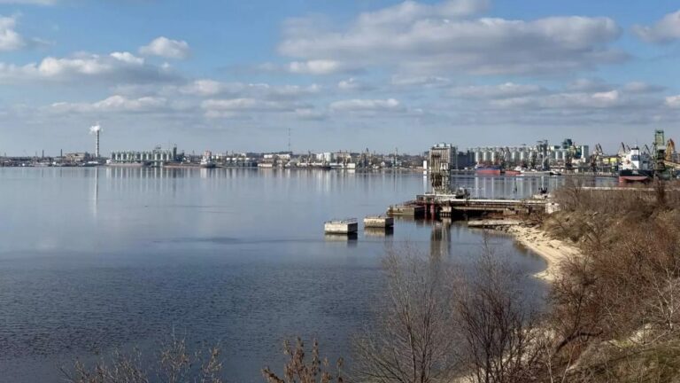 Росіяни вдарили ракетою Кинжал по одному з портів Миколаєва