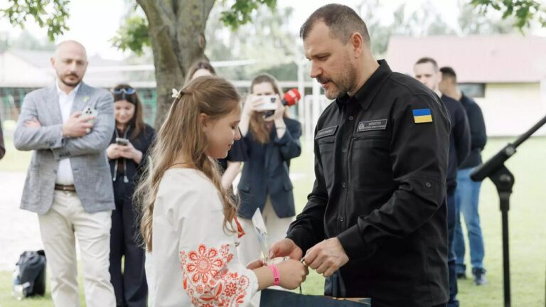 Маленька героїня з Сум: історія Аріни Журби, яка врятувала батька з-під завалів