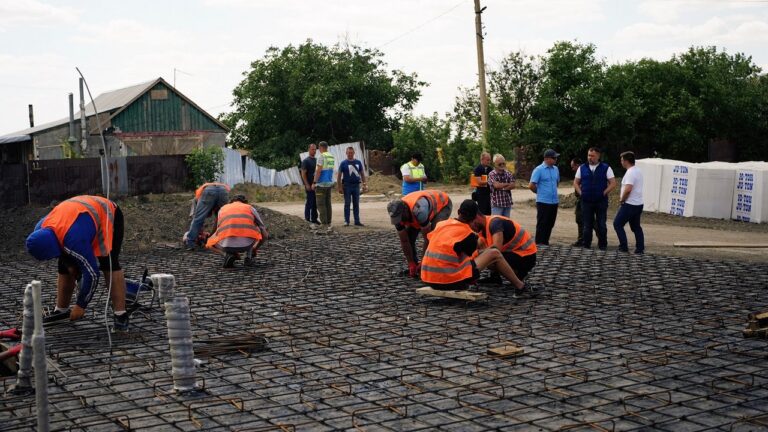 У Посад-Покровському зводять нові будинки та оновлюють комунікації