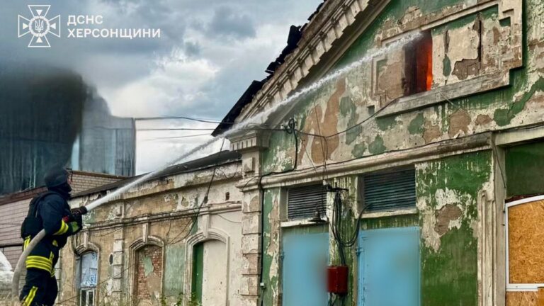 У Херсоні через обстріл спалахнула пожежа на підприємстві