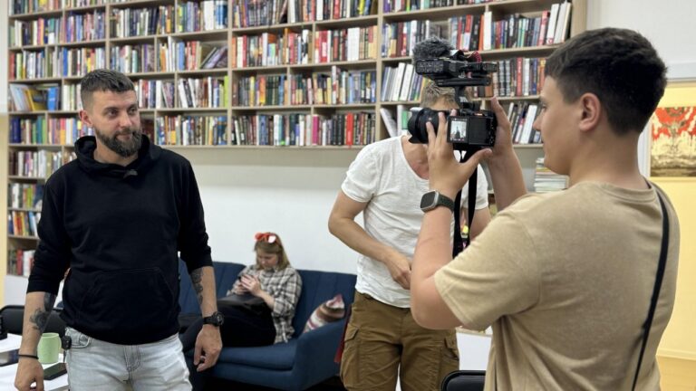 У Херсоні підлітки вчаться знімати фільми про життя біля фронту
