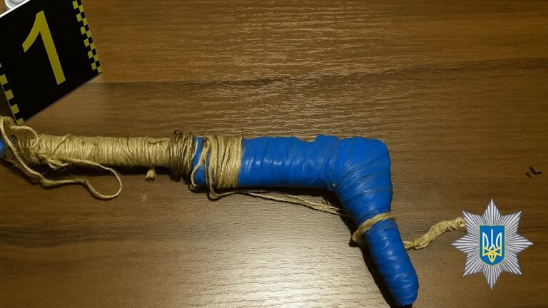На Одещині судитимуть 20-річного хлопця за погрози вбивством і зберігання зброї