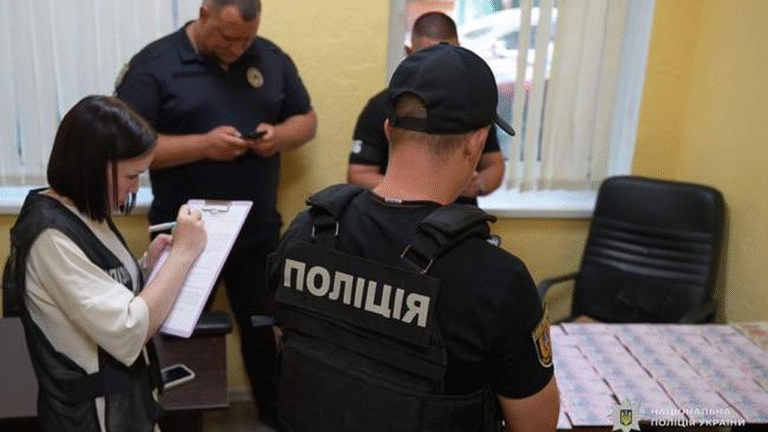 В Одесі жінка приковувала матір до стовпа й змушувала жебракувати