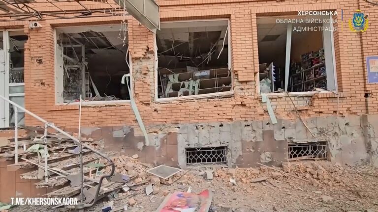 Наслідки нічної атаки окупантів на Херсон: що відомо