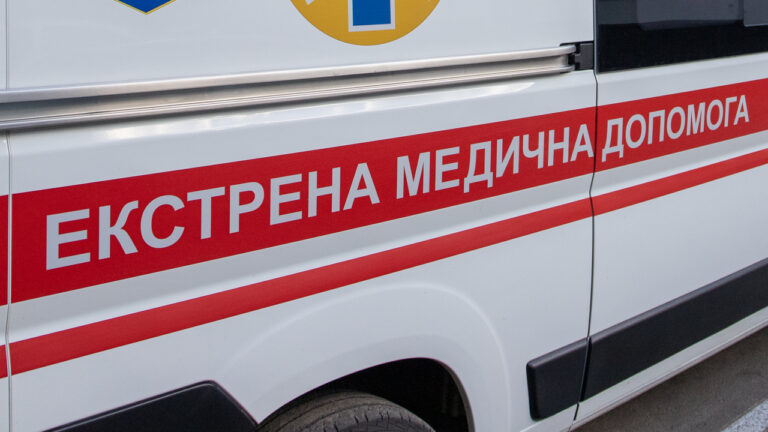 Російський дрон атакував автомобіль екстреної меддопомоги в Херсоні