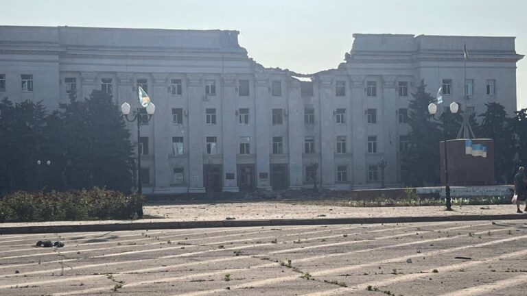 Російська авіація зранку вдарила КАБами по центру Херсона