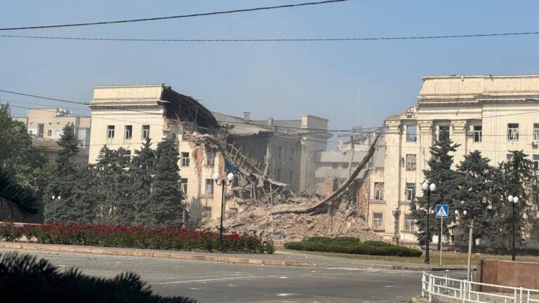Російська авіація нанесла повторний удар по Херсонській облдержадміністрації: будівлю знищено
