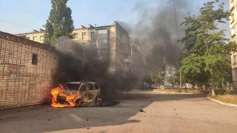 Російський дрон знищив автомобіль Червоного Хреста в Херсоні