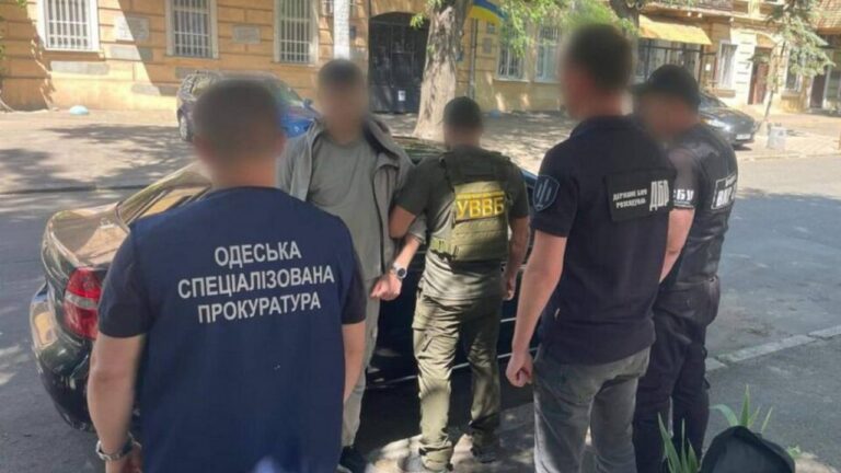На Одещині затримали прикордонника, який намагався втекти за кордон за хабар