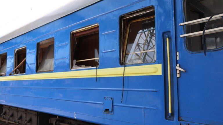 Поїзд “Одеса – Запоріжжя” потрапив під російський ракетний удар по Дніпру